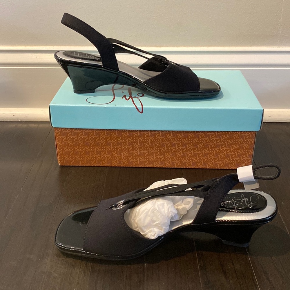 NIB Womens Life Stride black wedge heel. Size 7 wide
